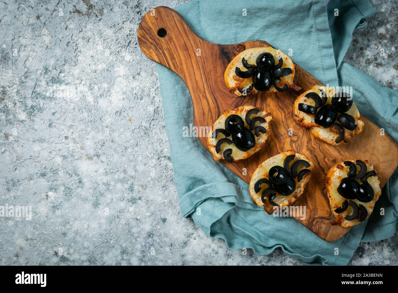 Halloween Kids Party Food-mini Pizza mit Spider Stockfoto