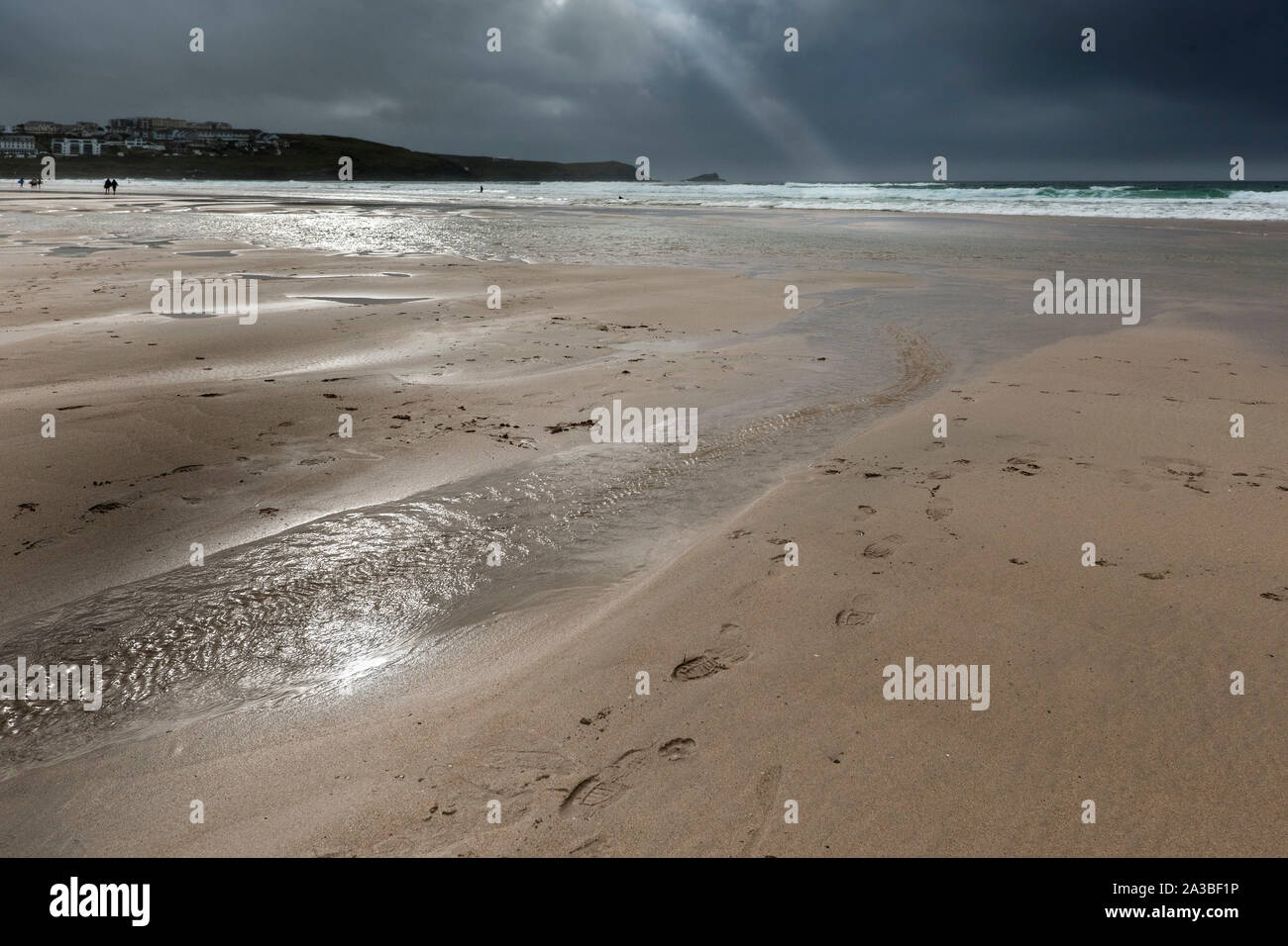 Dunkle dramatische Kühle herbstliche Wetter auf den Fistral Beach in Newquay in Cornwall. Stockfoto