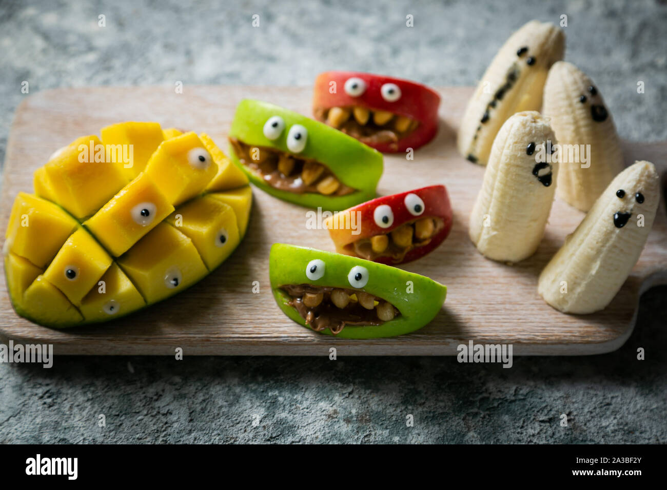 Halloween Kids Party Food - Süßigkeiten auf rustikalen Hintergrund Stockfoto