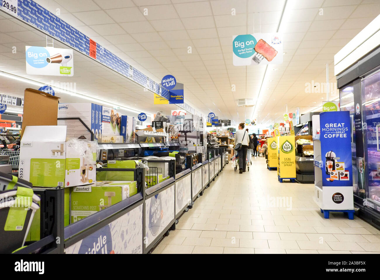 Käufer im Inneren einen LIDL Supermarkt. Stockfoto