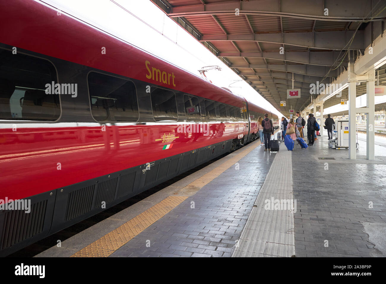 Venedig, Italien - ca. Mai, 2019: Ein Zug am Bahnhof in Venedig gesehen Stockfoto