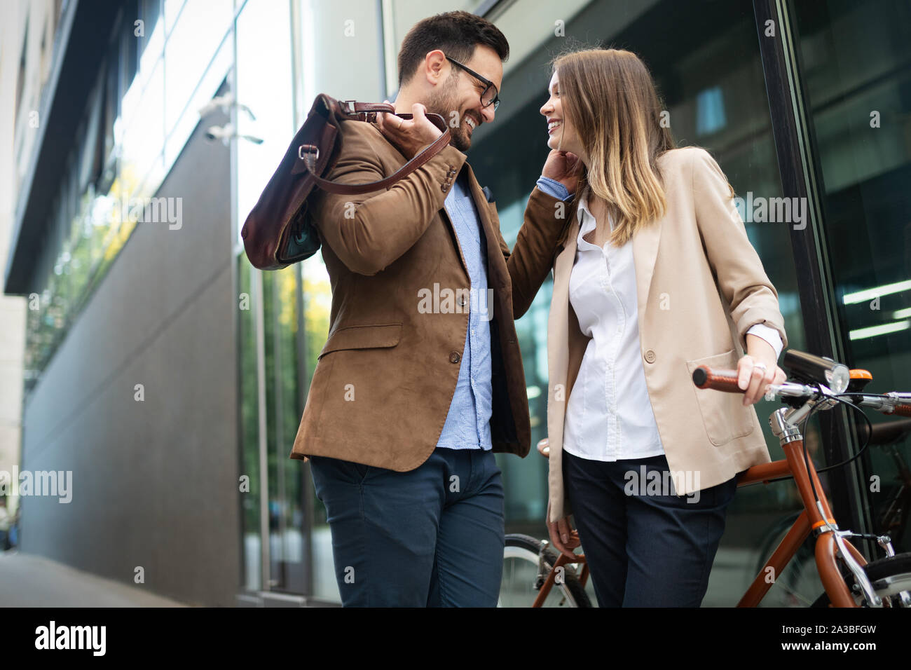 Büro Frau mit Business Mann Paar beim Brechen bei der Unterhaltung Flirten im Freien Stockfoto