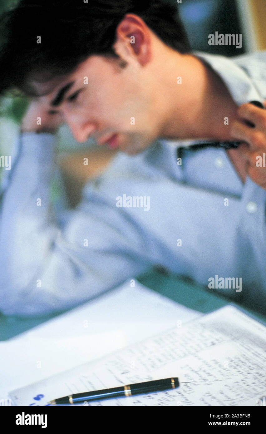 Mann bei der Arbeit, im Büro Stockfoto