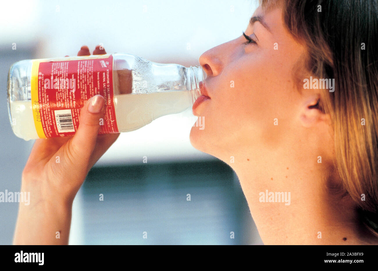 Mädchen trinken ein Integrator Stockfoto