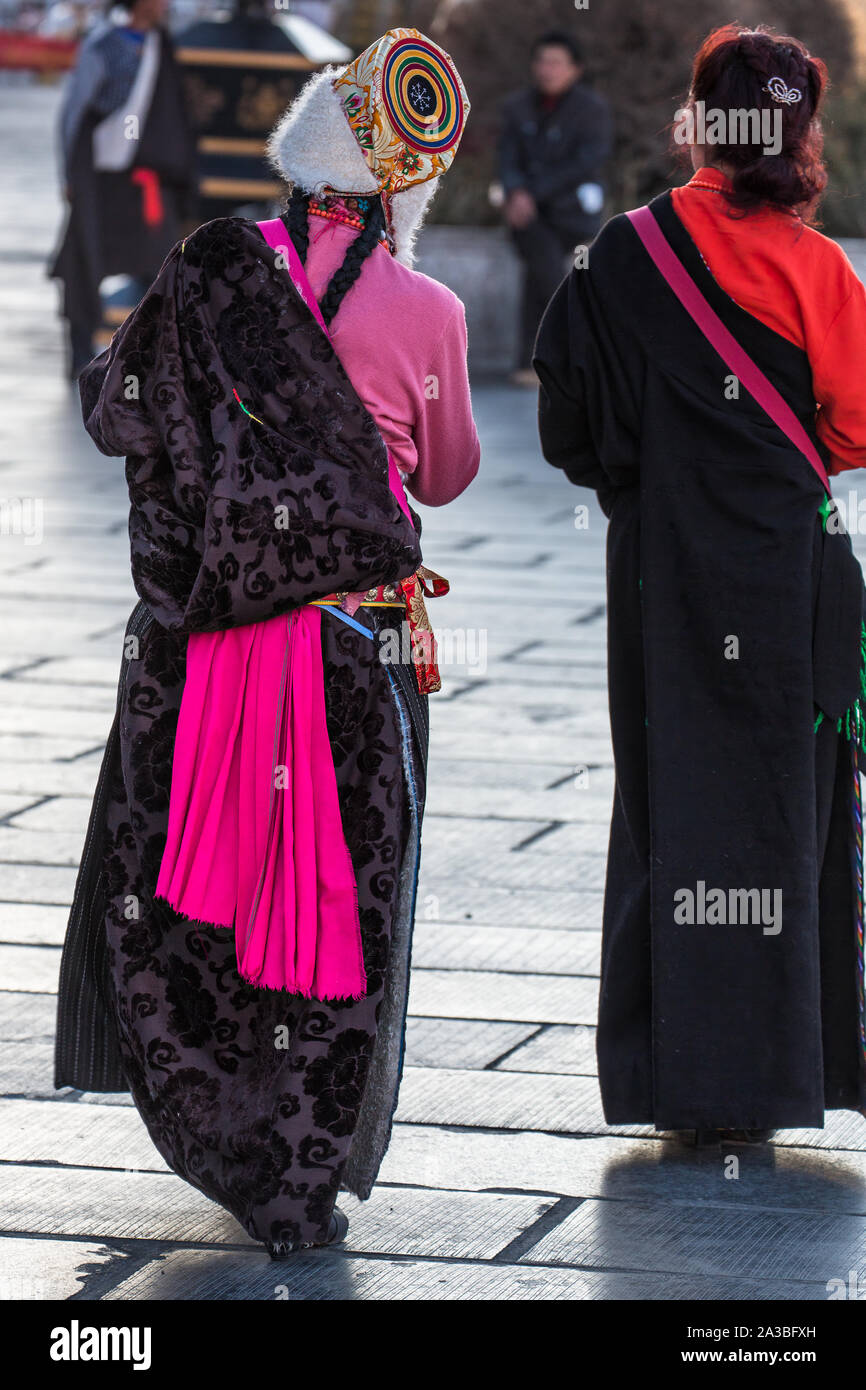 Eine tibetische Frau bekleidet Lhakkya shamo, oder Nomad's Hut, Wandern in Barkhor Platz mit einem Freund in Lhasa, Tibet. Ein UNESCO Weltkulturerbe. Stockfoto