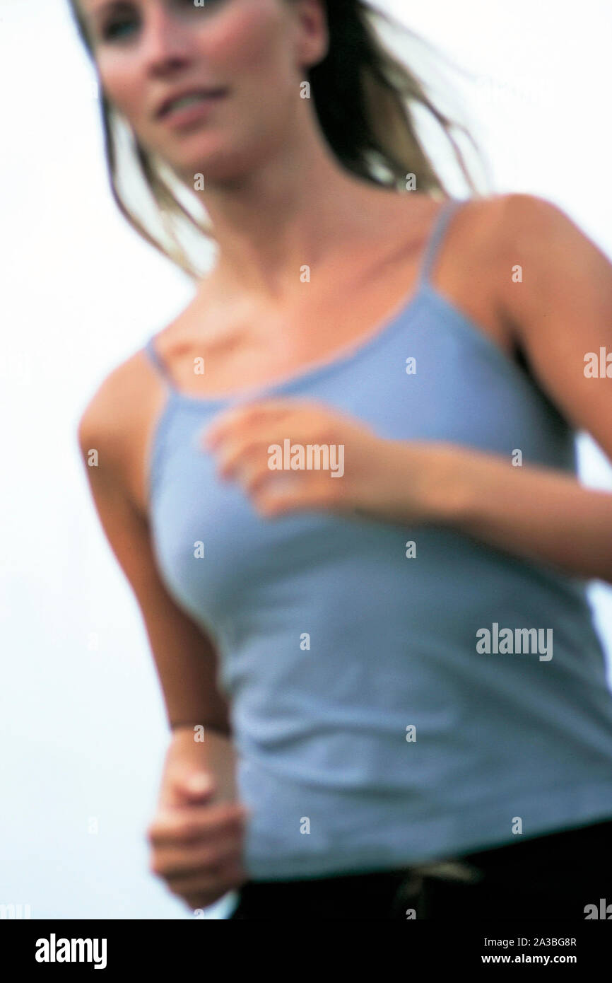 Junge Frau, Jogging, Nahaufnahme Stockfoto