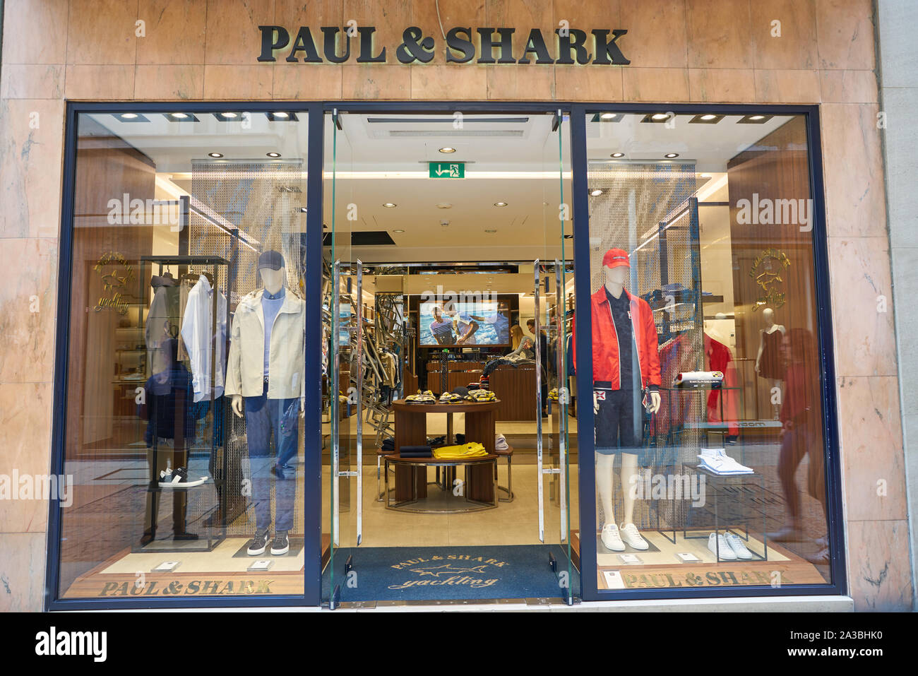 VERONA, ITALIEN - ca. Mai 2019: Storefront von Paul & Shark store in Verona. Stockfoto