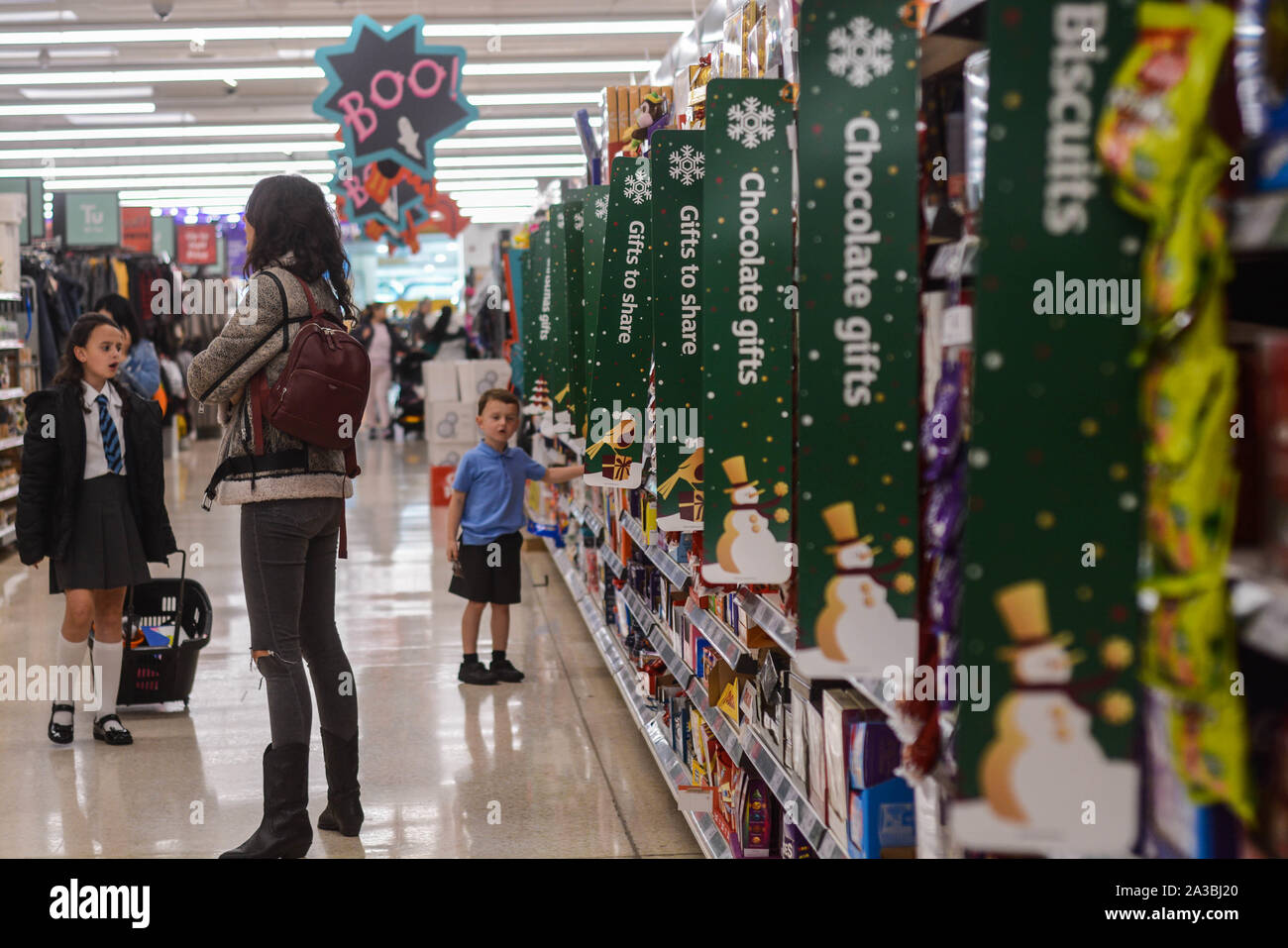 In Sainsbury Supermarkt Leute einkaufen, die Stockfoto