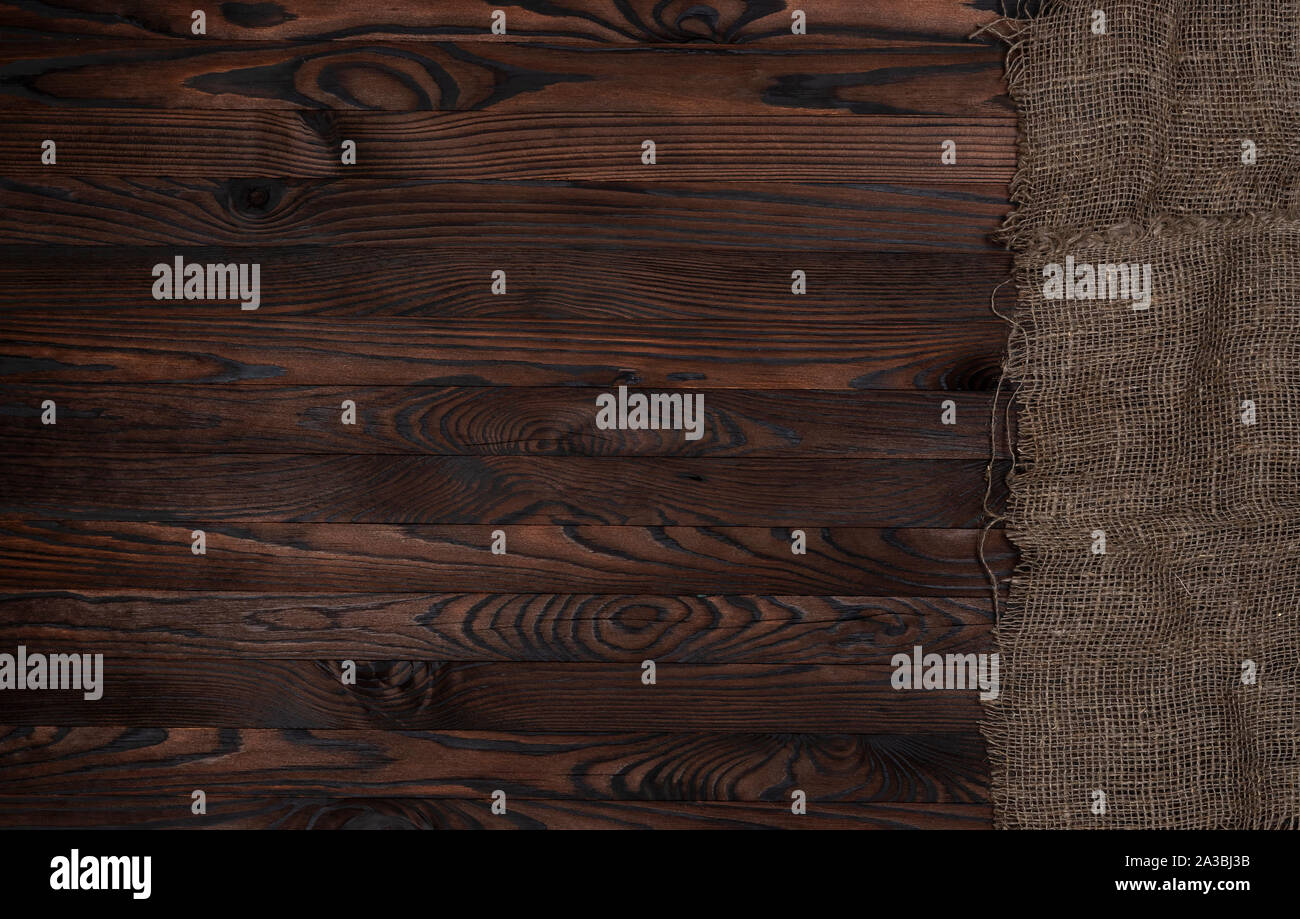 Alte sackleinen Stoff Serviette auf braun Holz- Hintergrund, Ansicht von oben Stockfoto