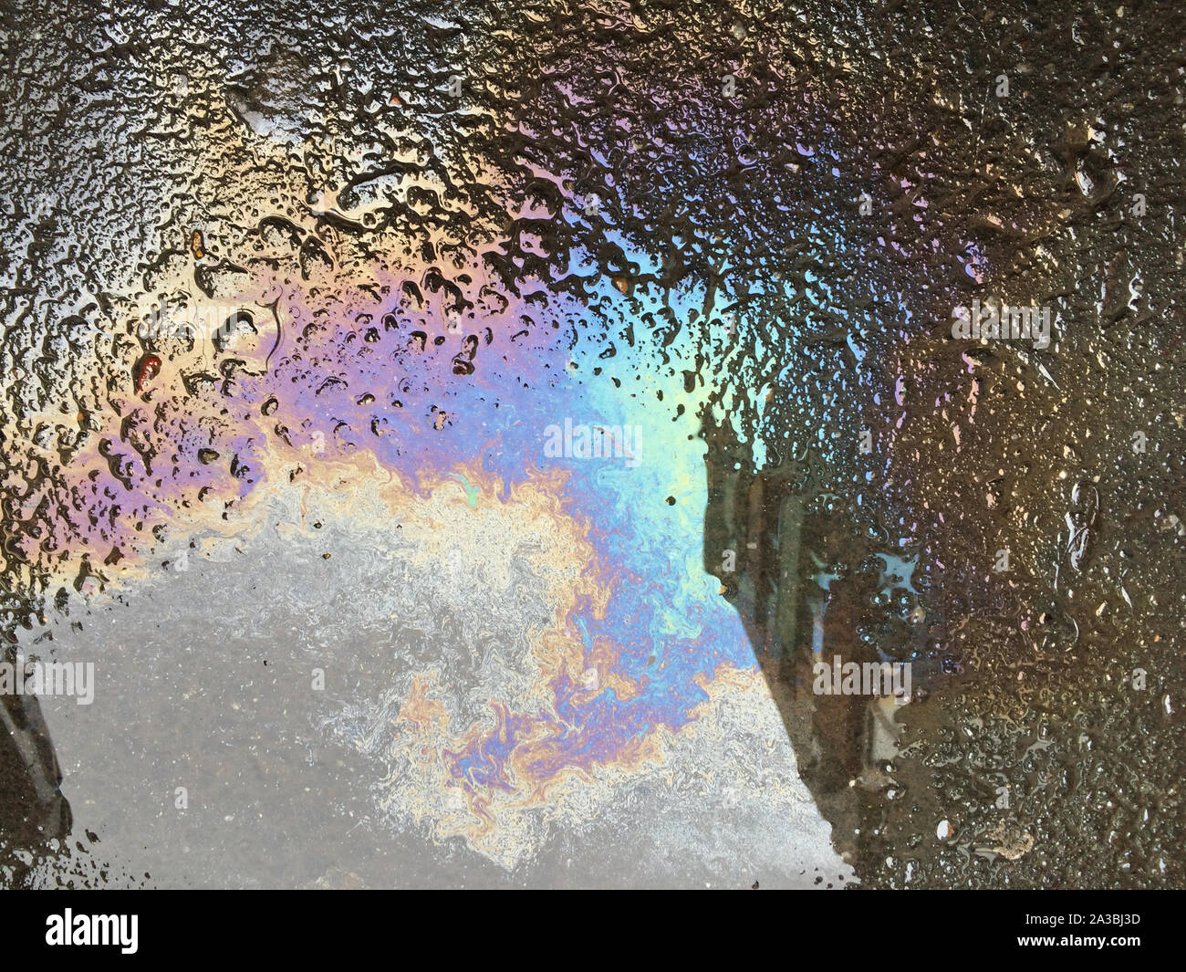 Pfütze aus Öl und Wasser auf Asphalt Stockfoto