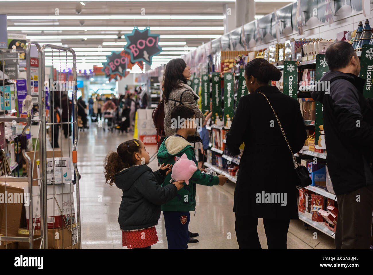In Sainsbury Supermarkt Leute einkaufen, die Stockfoto