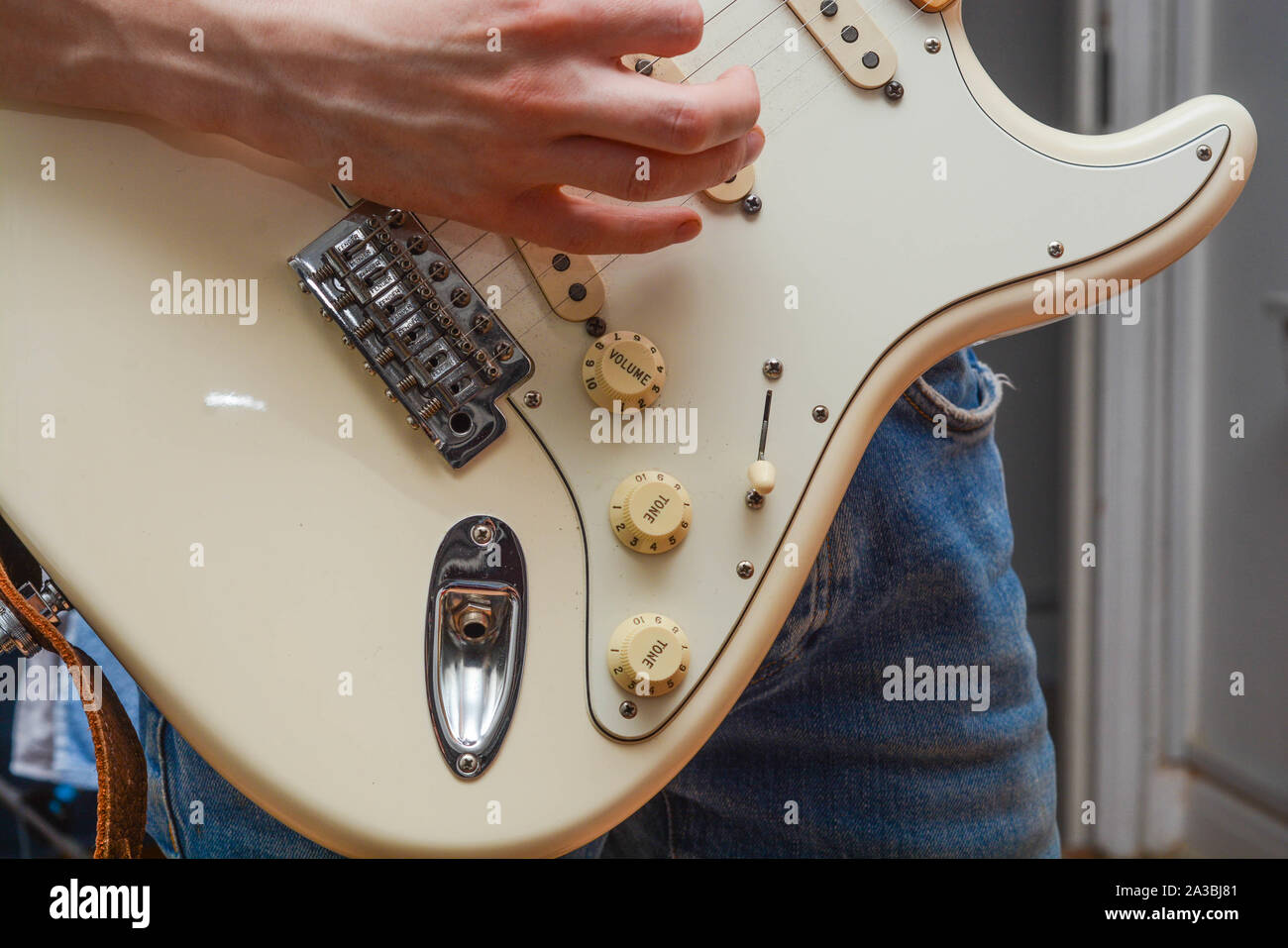 Kerl spielen bei Fender Stratocaster E-Gitarre Stockfoto