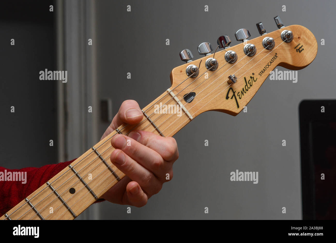 Kerl spielen bei Fender Stratocaster E-Gitarre Stockfoto