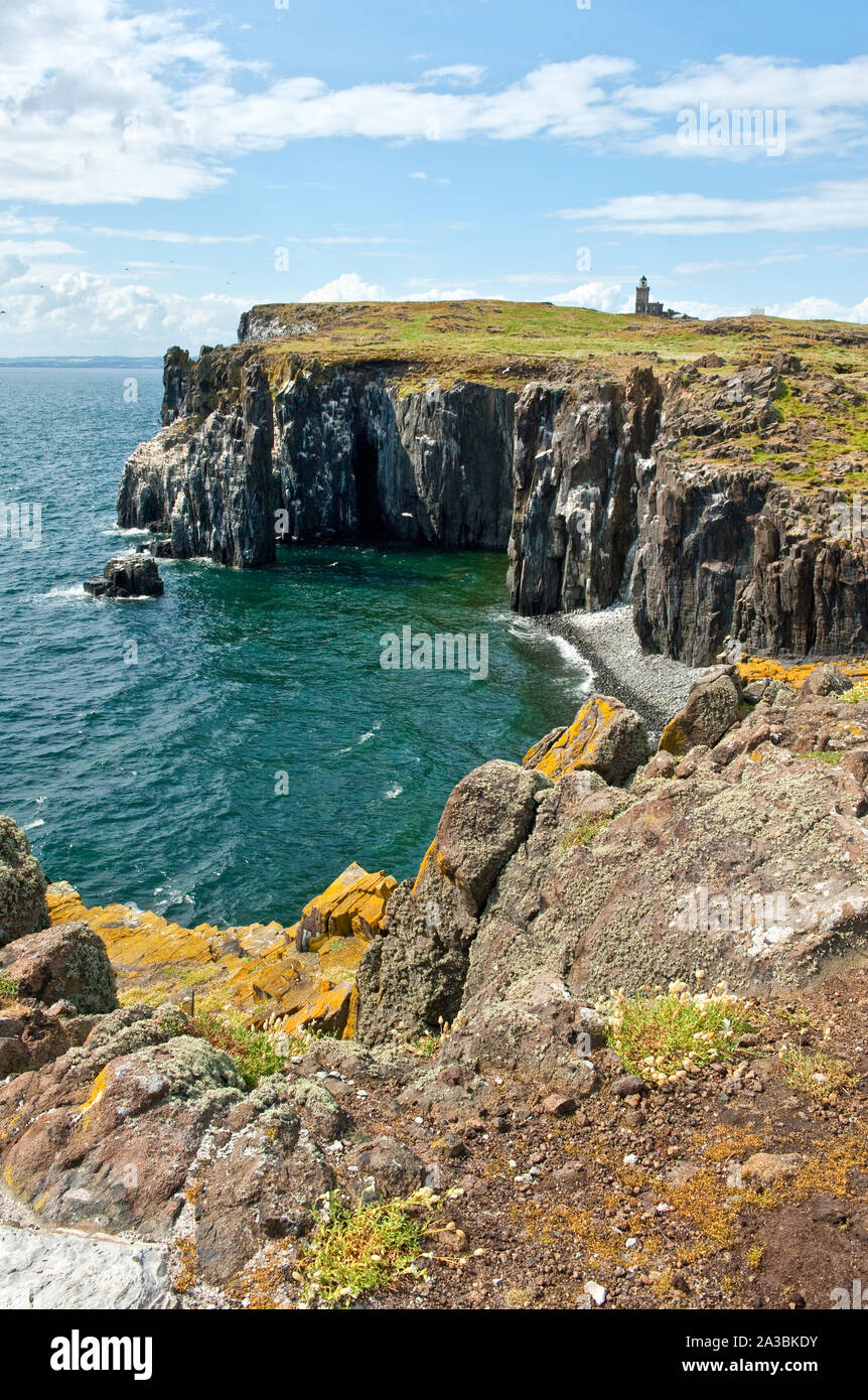 Klippen und Leuchtturm auf der Insel. Fife, Schottland Stockfoto