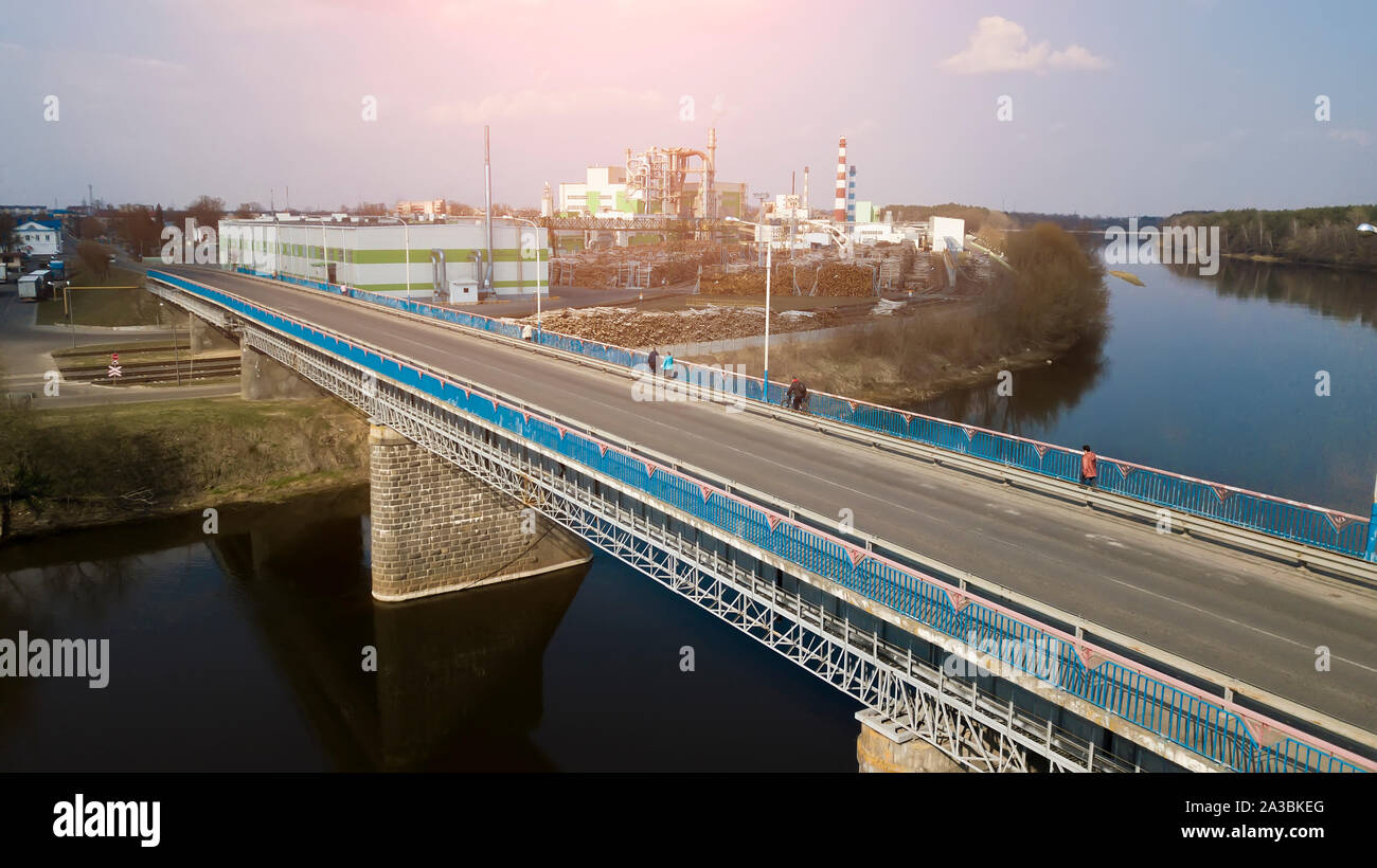 Brücke über den Fluss Luftaufnahme von einer Drohne Stockfoto