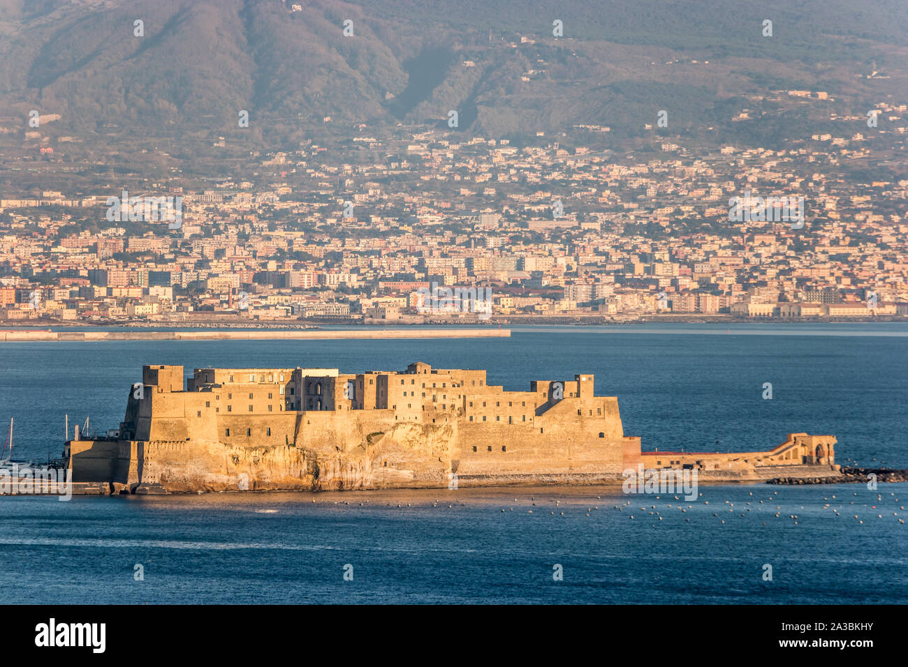 Panoramablick auf die berühmte Bucht von Neapel, mit Ei Schloss, der Vesuv im Hintergrund, Neapel, Italien Stockfoto