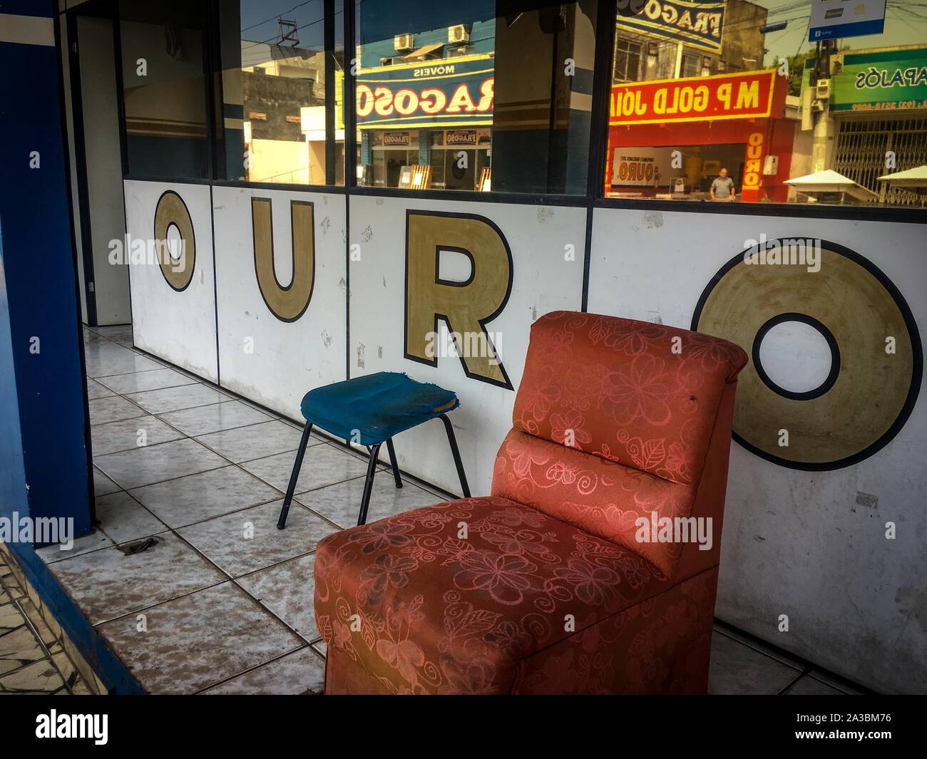 Itaituba, Brasilien. 03 Okt, 2019. Ein Sessel und ein kaputter Stuhl stand neben einem gold Shop, wo Goldsucher Gold zu Geld und verkaufen, was Sie vom Boden in mühevoller Arbeit zerrissen haben. Gold schürfen im Amazon bietet Männern aus ganz Brasilien einen schnellen Weg, um Geld zu verdienen. Aber die Extraktion der Edelmetall zerstört die Natur und den Zusammenhalt der indigenen Bevölkerung. (Dpa "das schmutzige Geschäft mit dem Amazon Gold') Credit: Monica Raymunt/dpa/Alamy leben Nachrichten Stockfoto