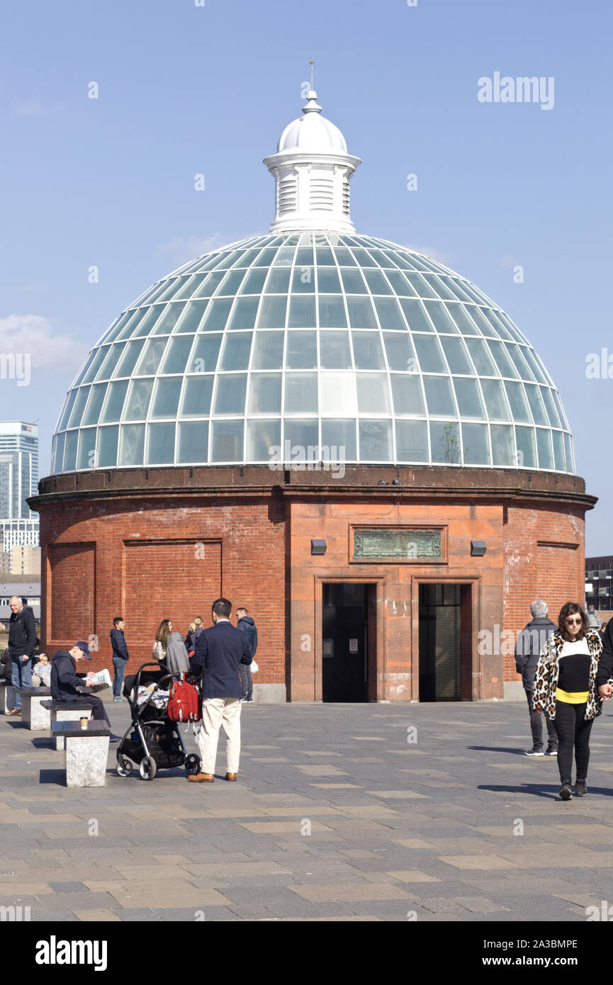 Die Greenwich Foot Tunnel durchquert unter der Themse im Osten von London, die Verknüpfung von Greenwich am Südufer mit Millwall Stockfoto