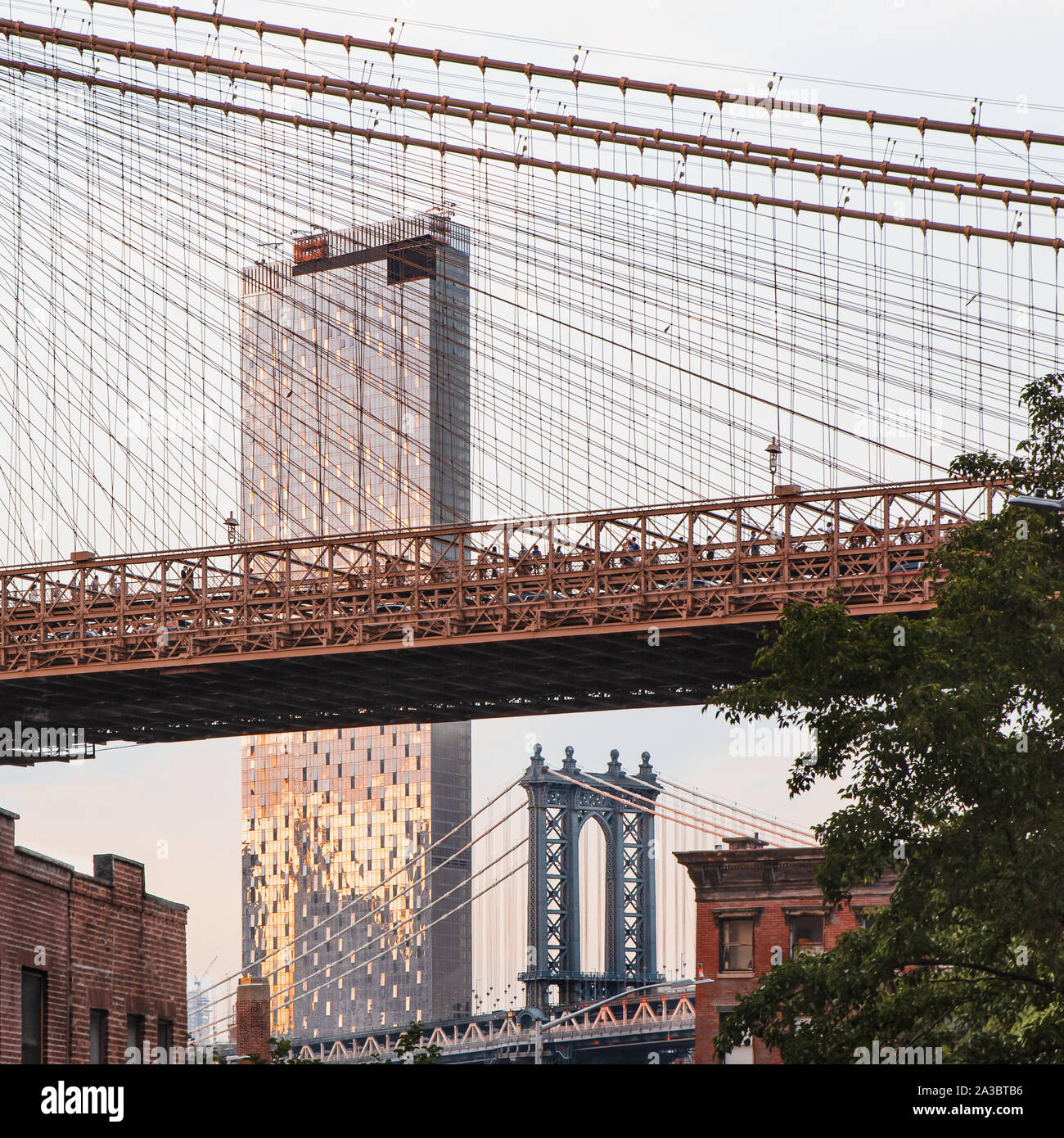 Brooklyn und Manhattan Bridge als aus Brooklyn in New York City gesehen. Stockfoto