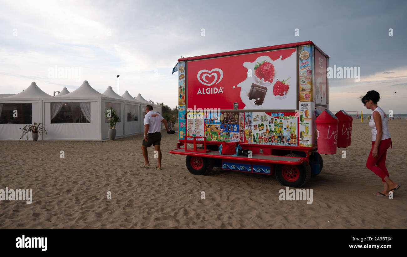 Cavallino-Treporti Italien 08 13 2019 Eis Anbieter mit ihren Stand aus dem Sturm laufen Stockfoto