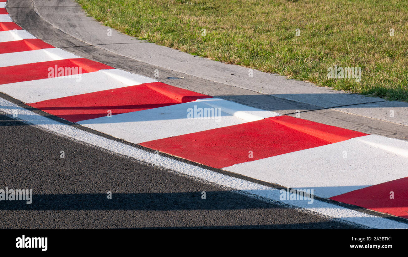 Rennstrecke von roten und weißen Bändigen Stockfoto