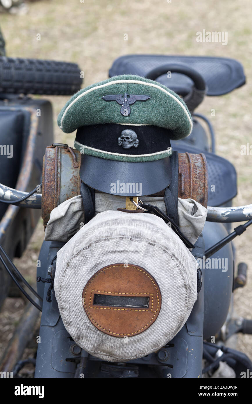 WW 2 Deutsche Waffen-SS Schirmmütze mit Eagle und Schädel Insignia auf einem BMW Motorrad Stockfoto