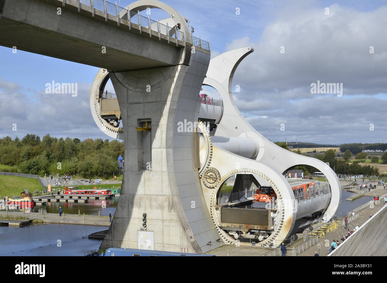 Das Falkirk Wheel in Falkirk, Schottland. Die rotierende Schiffshebewerk links die Union Canal mit dem Firth und Clyde Kanal Stockfoto