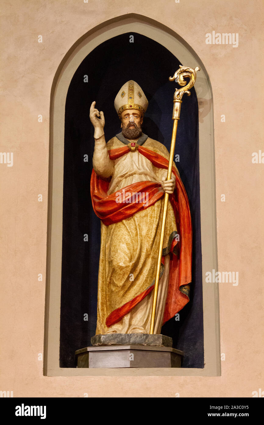 Statue des Bischofs in der 'Santa Maria del Carmine" Kirche (Hl. Maria von Karmel). Stockfoto