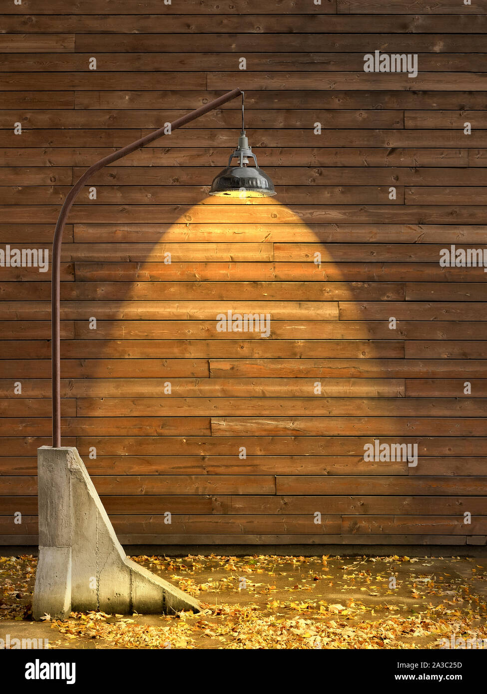 Gefallenen Blätter im Herbst. Weichen warmen Licht. Holz Wand Hintergrund. Stehleuchte auf Holz- Hintergrund. Blätter im Herbst mit warmen weiches Licht. Melanholic herbstliche Stimmung. Gepflasterte Fläche oder Plattform neben Gebäude Stockfoto