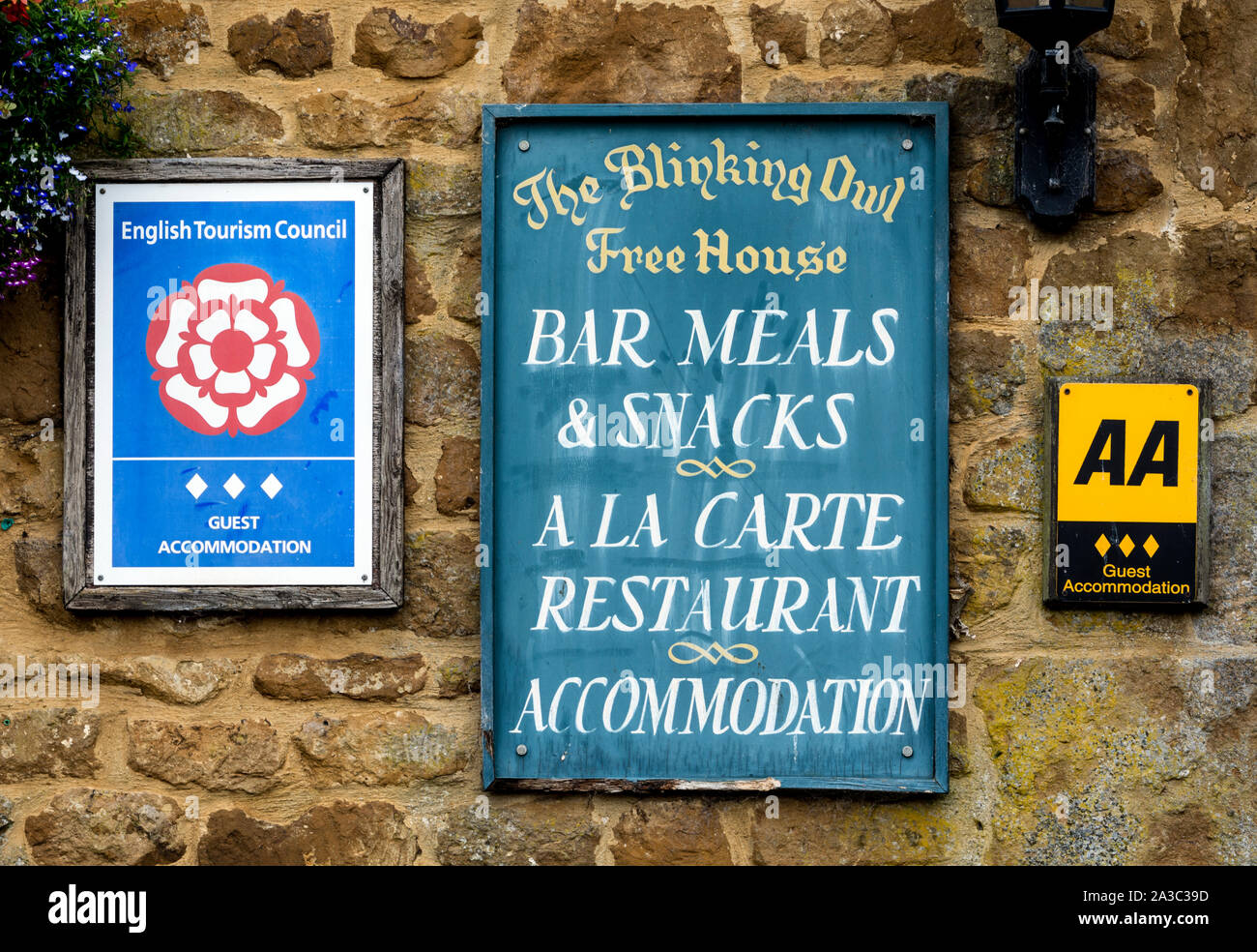Schilder auf die blinkende Owl Inn,Newington, Oxfordshire, England, Großbritannien Stockfoto