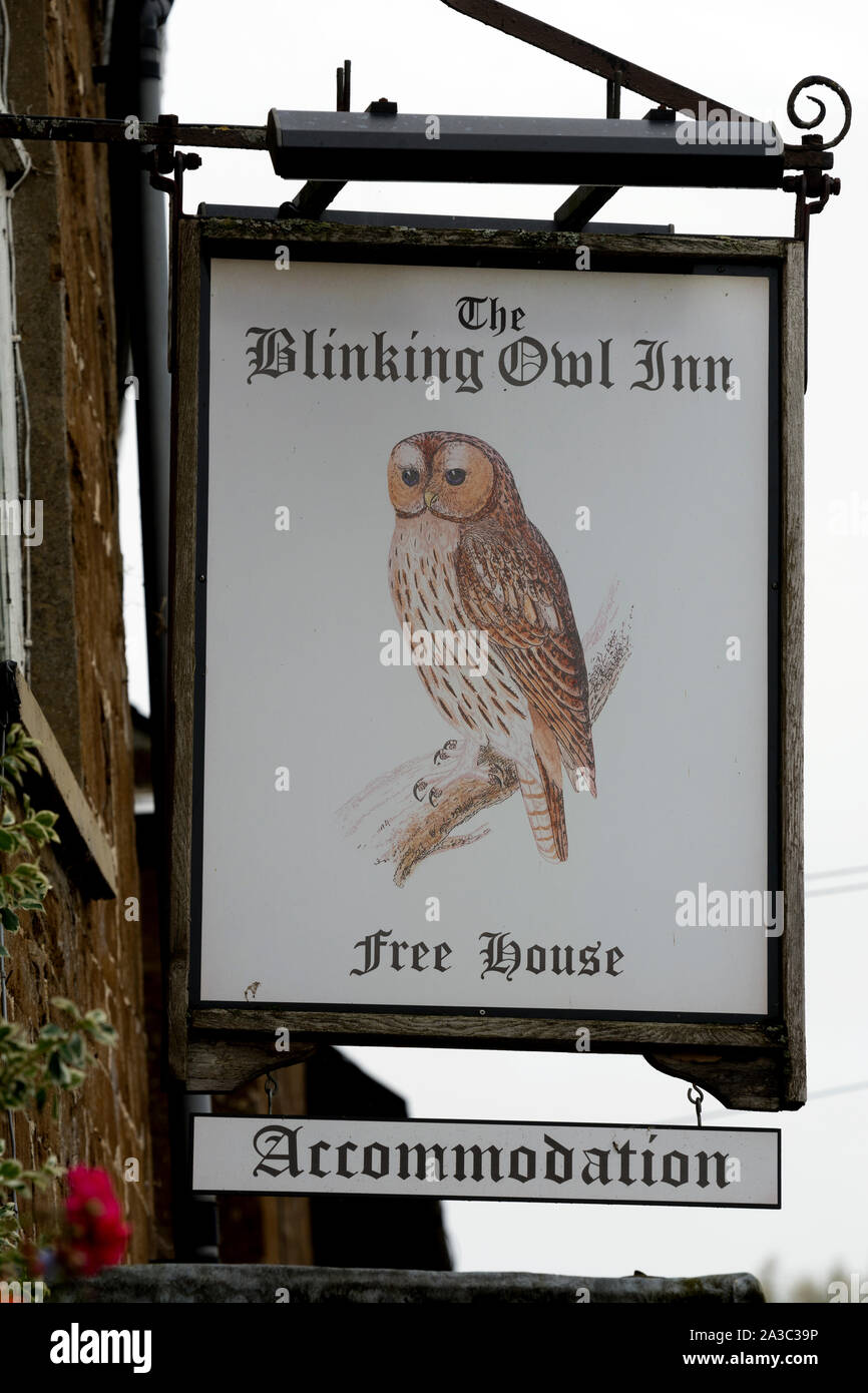Die blinkende Owl Inn Zeichen,Newington, Oxfordshire, England, Großbritannien Stockfoto