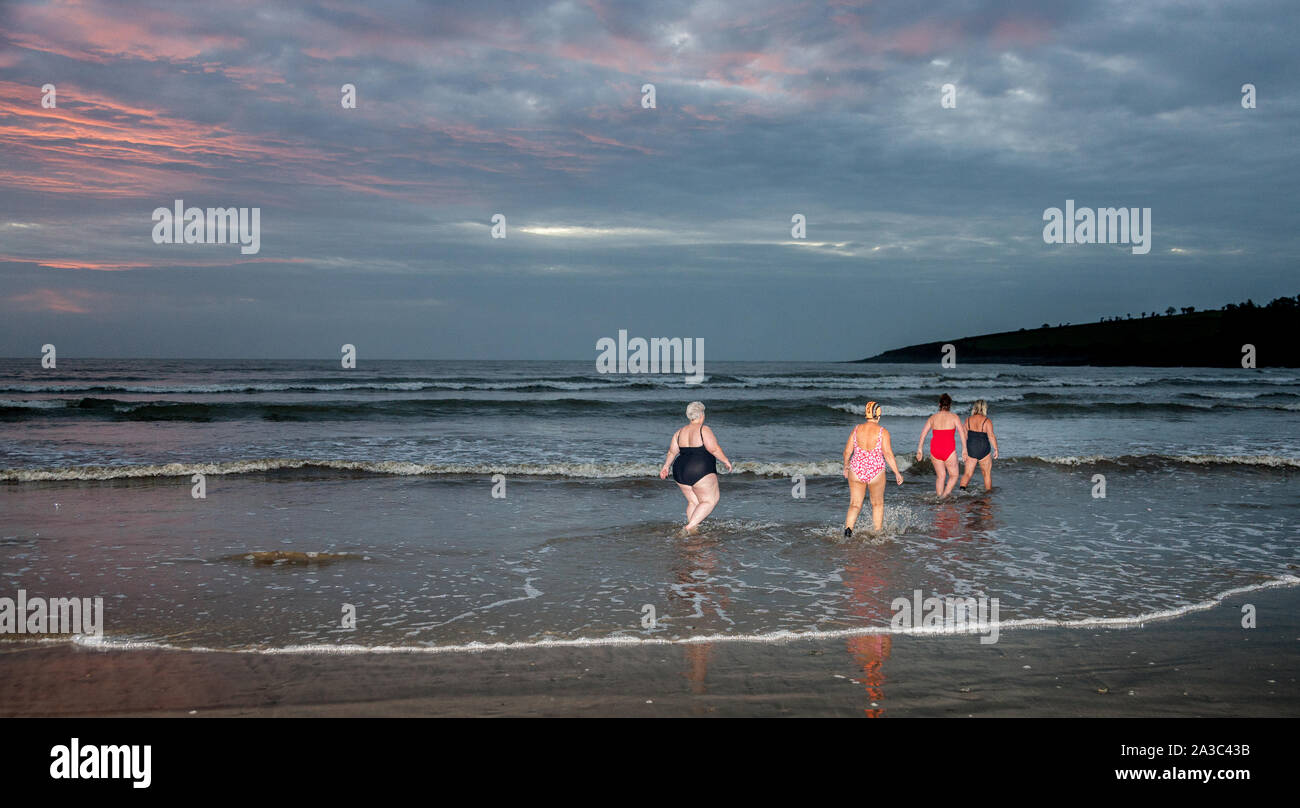 Fountainstown, Cork, Irland. 07. Oktober, 2019. Am frühen Morgen Schwimmer, Derval O'Shea, Susan Bentley, Maria Ruth Collins, und Jean McCarthy ins Meer für ihre frühen Morgen schwimmen vor Sonnenaufgang an Fountainstown, Co Cork, Irland. Kredit; David Creedon/Alamy leben Nachrichten Stockfoto