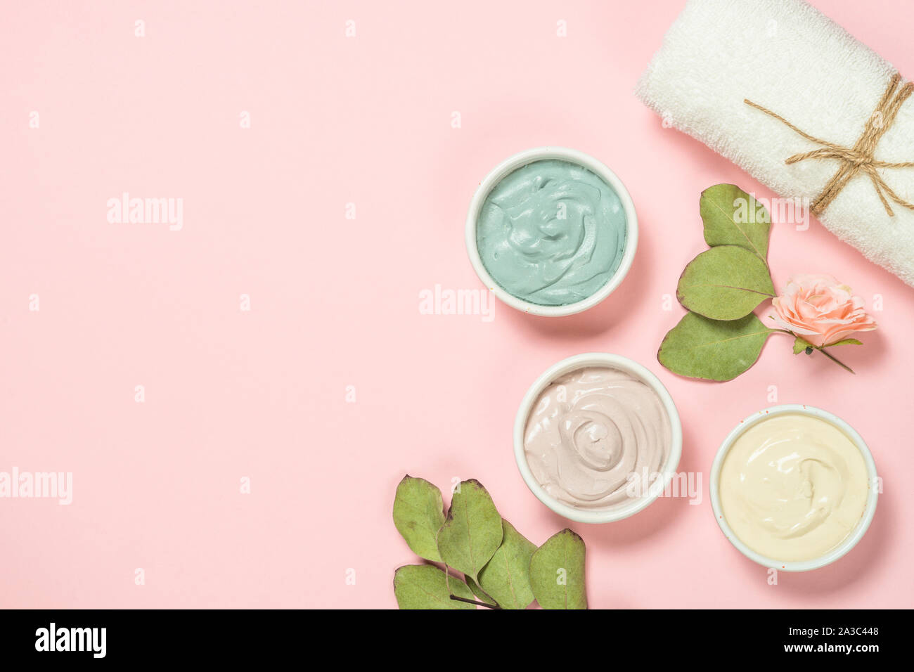 Clay Mask auf Rosa bakground, Hautpflege Produkt. Stockfoto