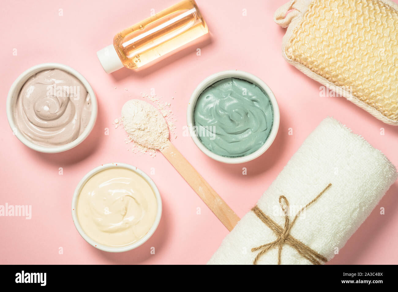 Clay Mask auf Rosa bakground, Hautpflege Produkt. Stockfoto