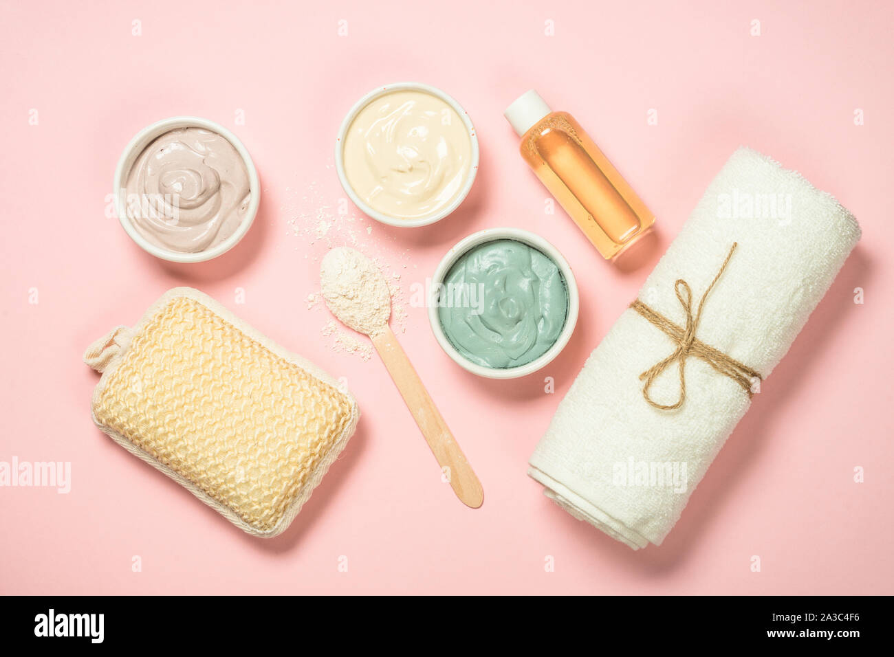 Spa Hintergrund mit Clay Mask auf Rosa bakground, flach. Stockfoto