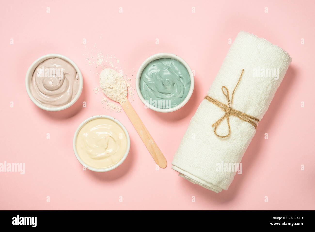 Clay Mask auf Rosa bakground, Hautpflege Produkt. Stockfoto