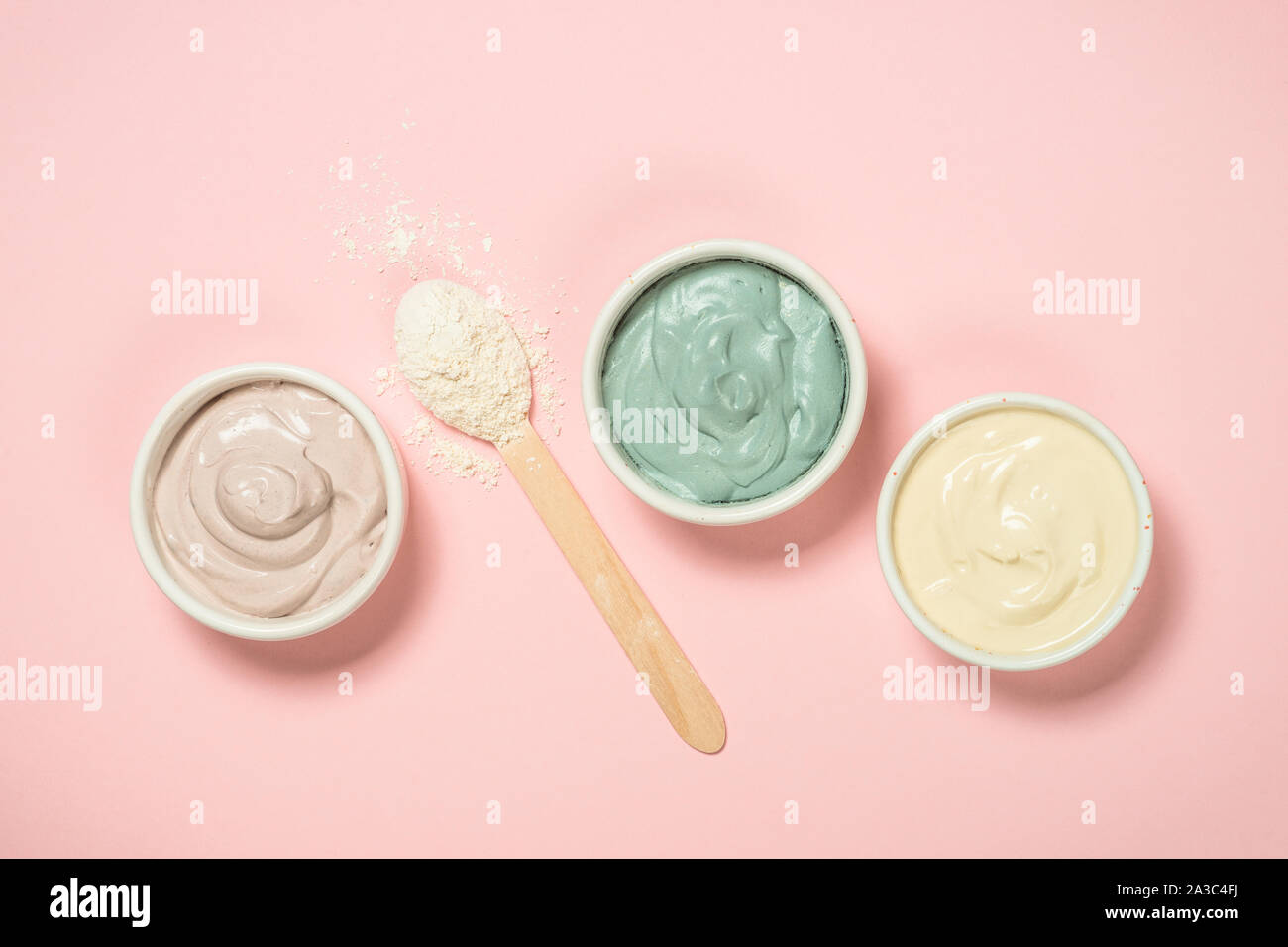 Clay Mask auf Rosa bakground, Hautpflege Produkt. Stockfoto