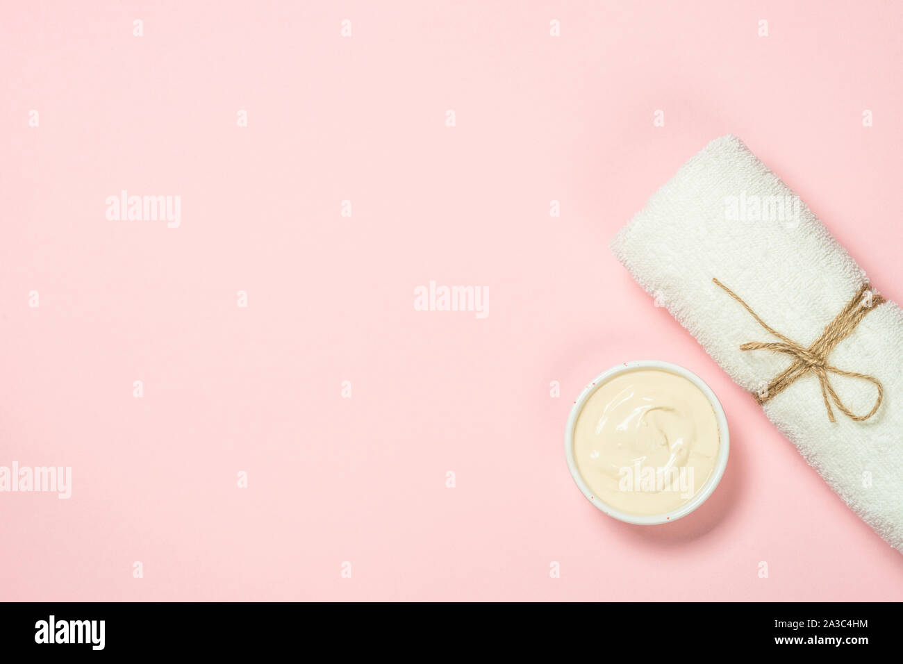 Clay Mask auf Rosa bakground, Hautpflege Produkt. Stockfoto