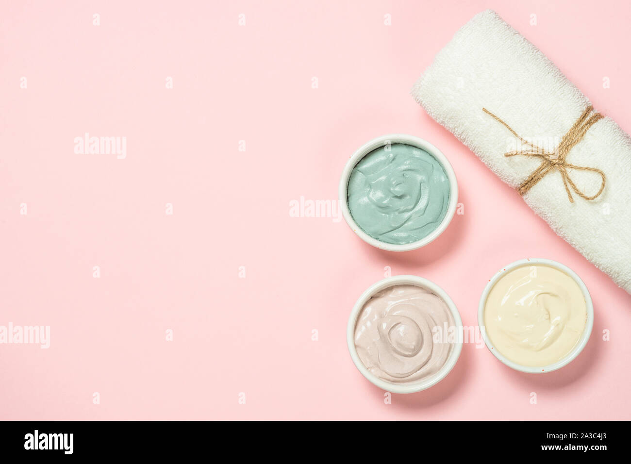 Clay Mask auf Rosa bakground, Hautpflege Produkt. Stockfoto