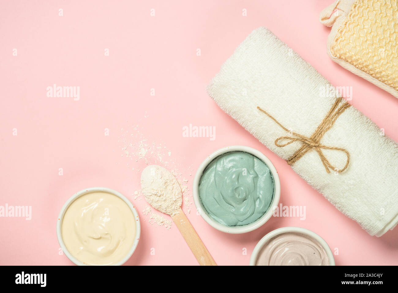 Clay Mask auf Rosa bakground, Hautpflege Produkt. Stockfoto
