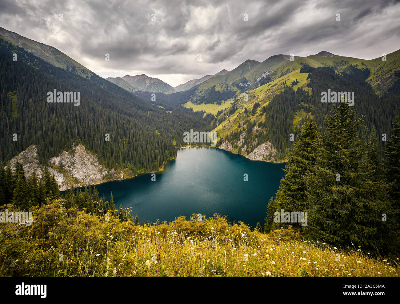 Wunderschöne Aussicht auf hoher See Kolsai in Kasachstan und Zentralasien Stockfoto