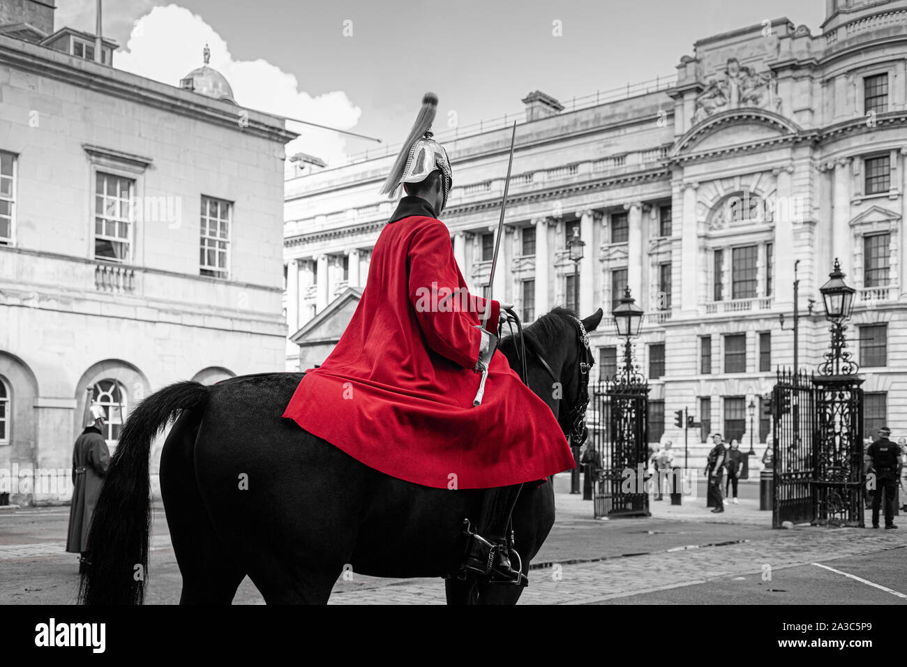 Household Cavalry Scots Guards zu Pferde auf Horse Guards, Whitehall, London, UK Stockfoto