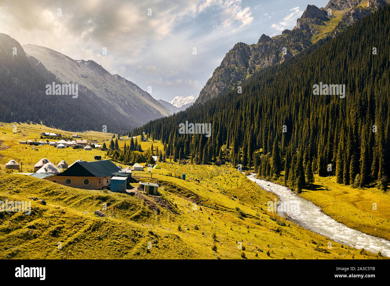 Arashan Fluss und Gästehäuser mit Jurte im Berg Tal der Altyn Arashan Schlucht, Kirgisistan Stockfoto