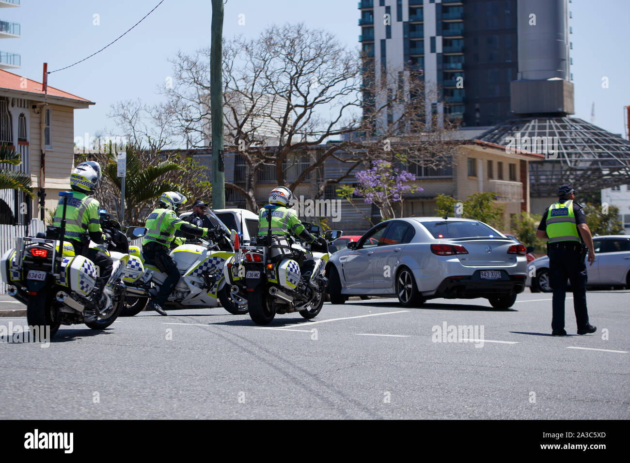 Brisbane, Australien. 07 Okt, 2019. Queensland Polizei auf dem Fahrrad während der März. Aussterben Rebellion, Rebellion Woche als Weise radikal langsam business as usual in der Hoffnung auf einen Wandel im Denken über Klimawandel und Umweltprobleme und schließlich politische Veränderungen. Die Demonstranten versammelten sich Straßen zu blockieren und das Licht der Regierung Untätigkeit auf Klima- und Umweltfragen. Credit: SOPA Images Limited/Alamy leben Nachrichten Stockfoto