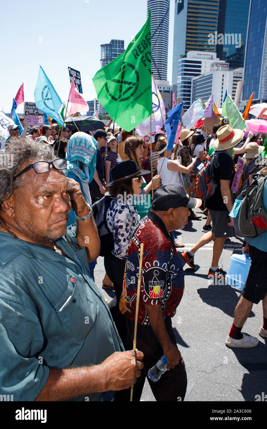 Brisbane, Australien. 07 Okt, 2019. Die Demonstranten halten Flags im März. Aussterben Rebellion, Rebellion Woche als Weise radikal langsam business as usual in der Hoffnung auf einen Wandel im Denken über Klimawandel und Umweltprobleme und schließlich politische Veränderungen. Die Demonstranten versammelten sich Straßen zu blockieren und das Licht der Regierung Untätigkeit auf Klima- und Umweltfragen. Credit: SOPA Images Limited/Alamy leben Nachrichten Stockfoto