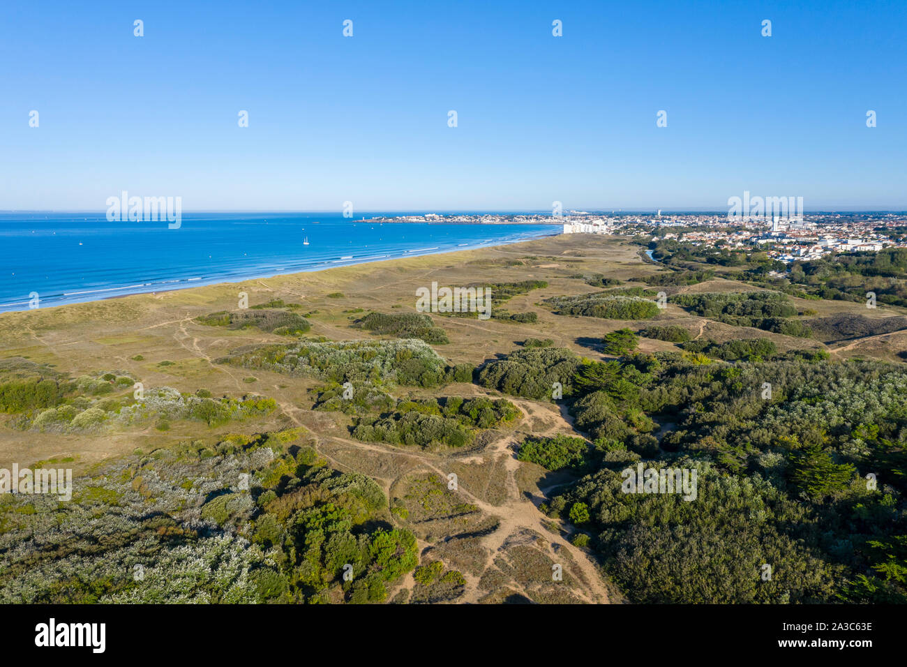 Frankreich, Vendée, Bretignolles-sur-Mer, Les Sables Dünen und Saint Gilles Croix de Vie im Hintergrund (Luftbild) // Frankreich, Vendée (85), Bretign Stockfoto