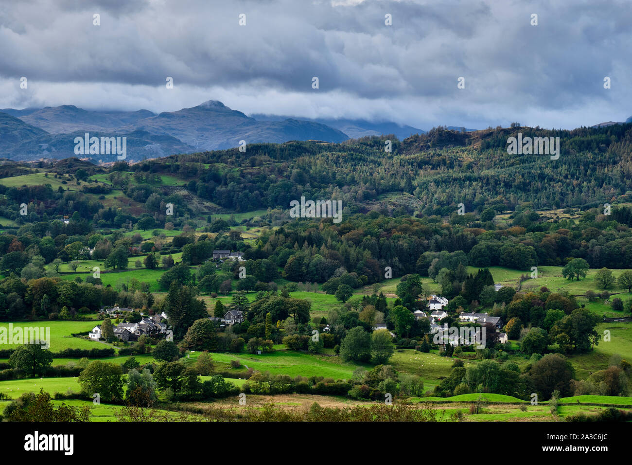Outgate Dorf und Hecht O'Blisco aus Latterbarrow in der Nähe von Ambleside, Lake District, Cumbria Stockfoto
