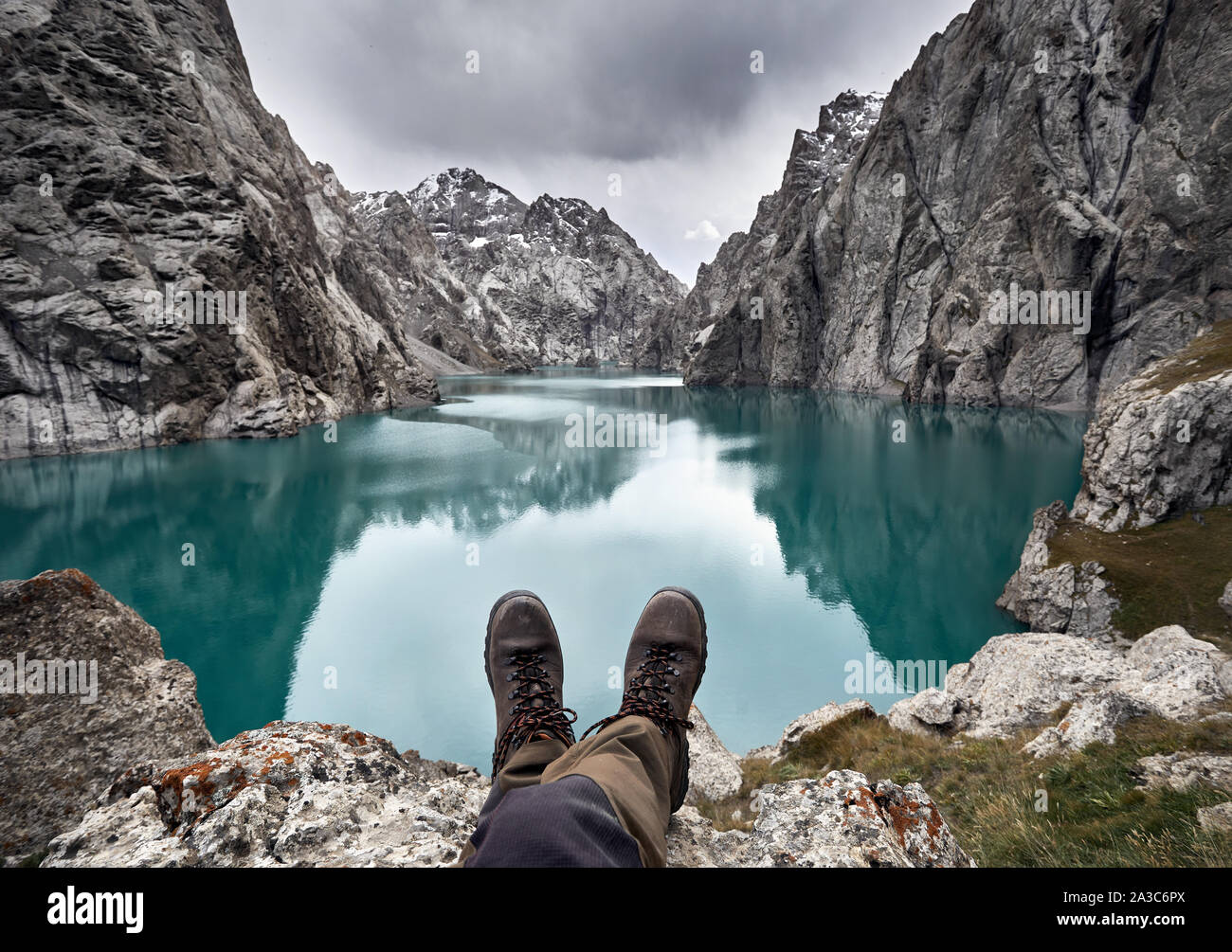 Braun militärischen Schuhe von Wanderer vor Bergsee Kel Suu. In der Nähe der chinesischen Grenze in Kirgisistan entfernt Stockfoto