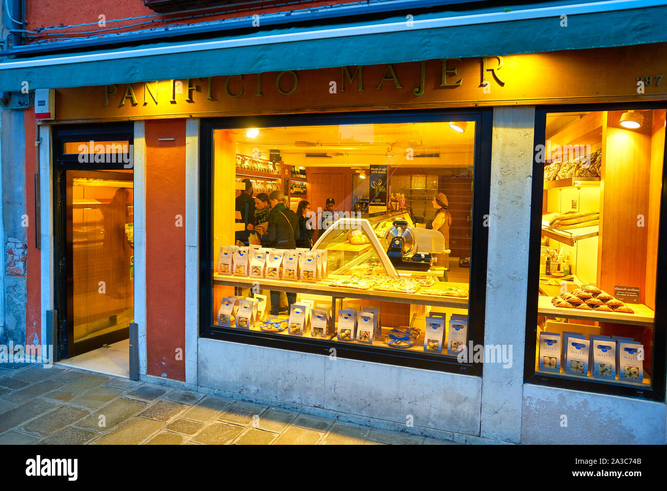 Venedig, Italien - ca. Mai 2019: Eingang Majer Bäckerei in Venedig. Stockfoto