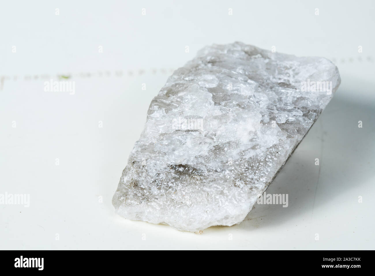 Stück Salz aus mineralischen, crystal Stein Salz auf weißem Hintergrund Stockfoto